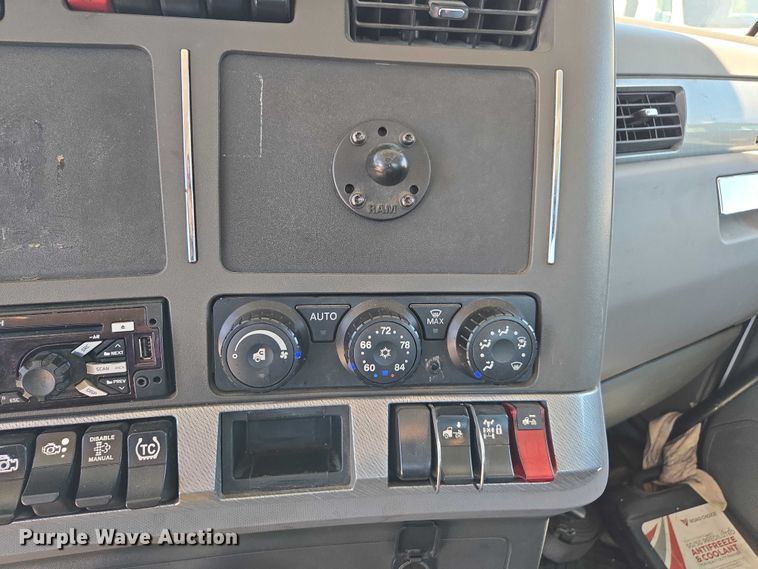 image for item DH8673 2016 Kenworth T880 semi truck