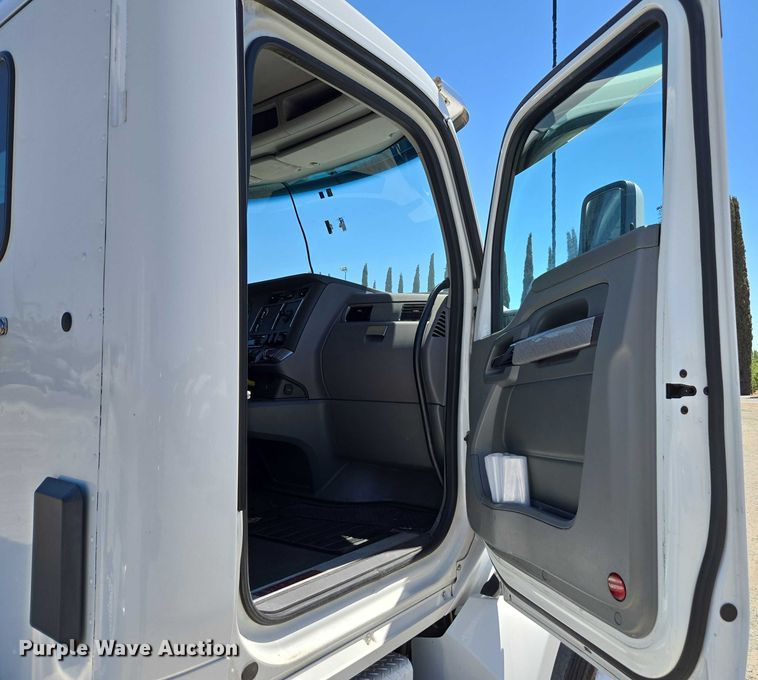 image for item DH8673 2016 Kenworth T880 semi truck