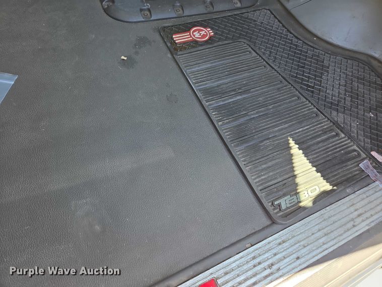 image for item DH8673 2016 Kenworth T880 semi truck