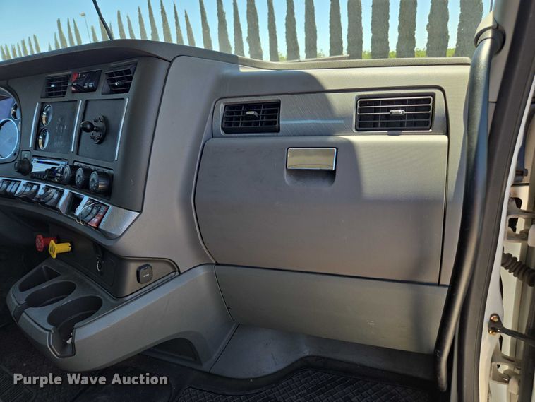 image for item DH8673 2016 Kenworth T880 semi truck