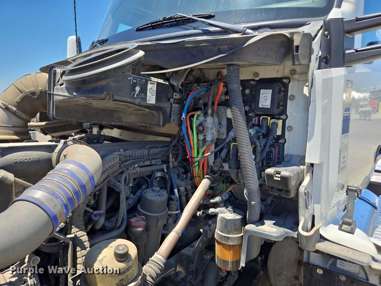 image for item DH8673 2016 Kenworth T880 semi truck