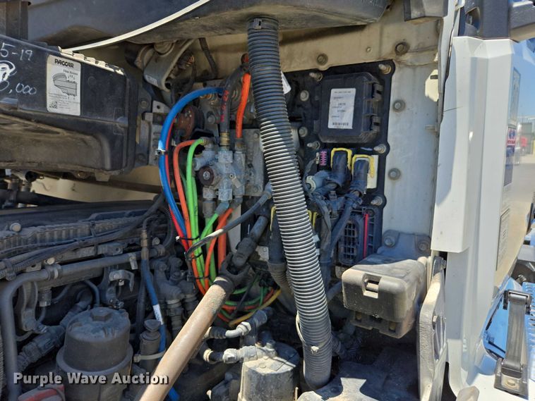 image for item DH8673 2016 Kenworth T880 semi truck