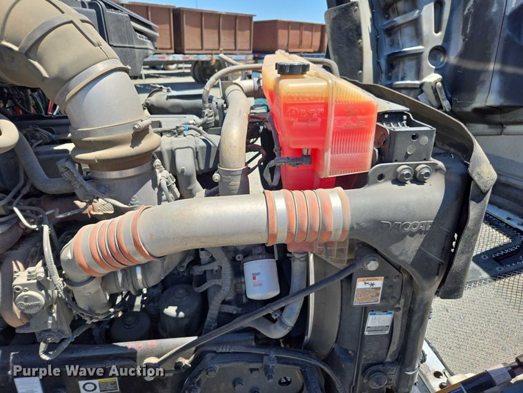 image for item DH8673 2016 Kenworth T880 semi truck