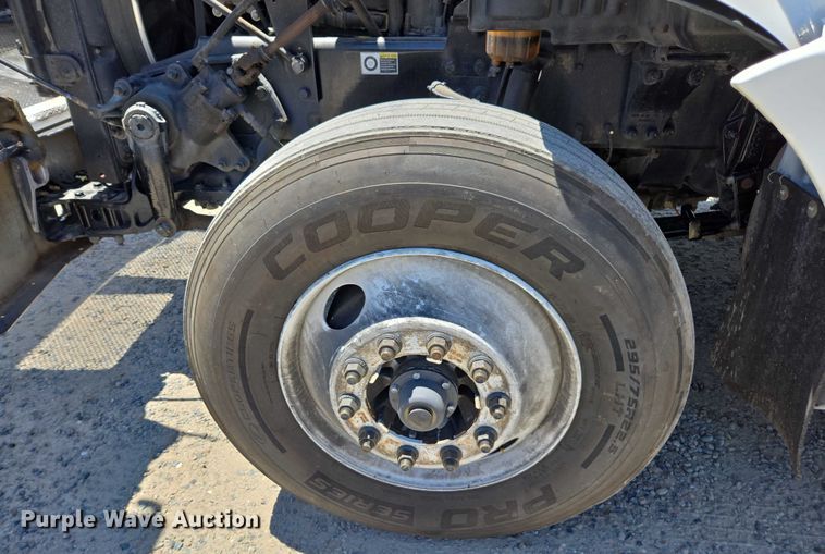 image for item DH8673 2016 Kenworth T880 semi truck