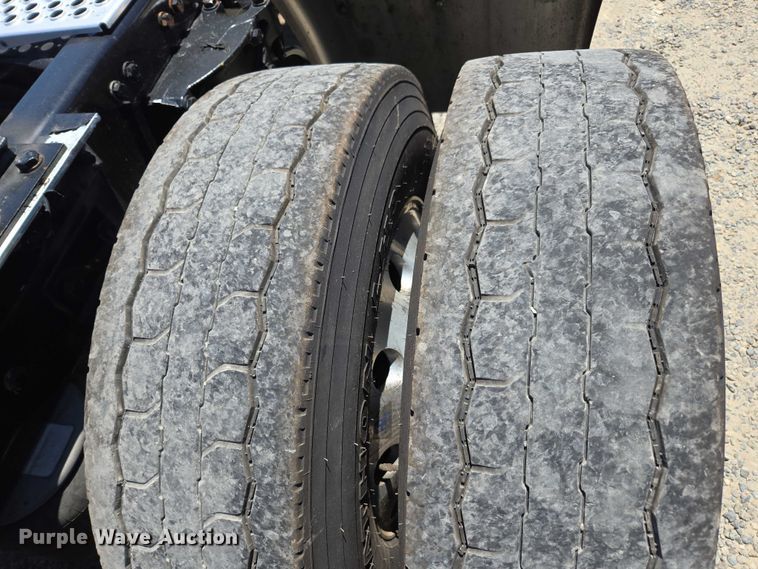 image for item DH8673 2016 Kenworth T880 semi truck