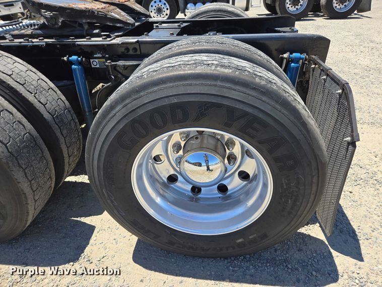 image for item DH8673 2016 Kenworth T880 semi truck