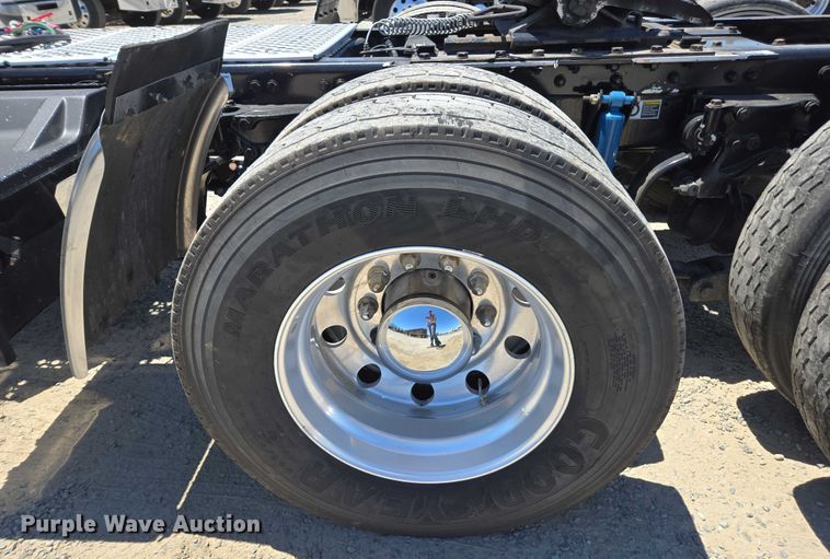 image for item DH8673 2016 Kenworth T880 semi truck