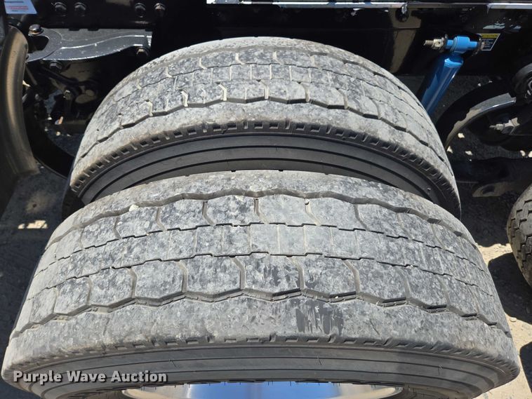 image for item DH8673 2016 Kenworth T880 semi truck