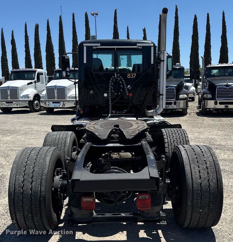 image for item DH8674 2017 Mack CXU613 semi truck