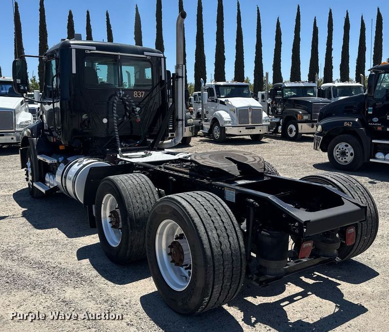 image for item DH8674 2017 Mack CXU613 semi truck