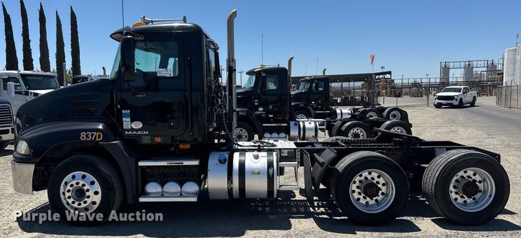 image for item DH8674 2017 Mack CXU613 semi truck