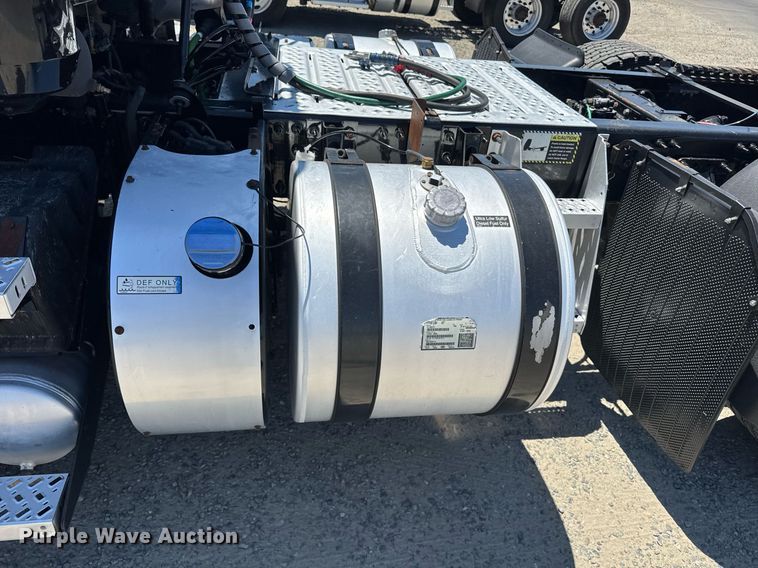 image for item DH8674 2017 Mack CXU613 semi truck