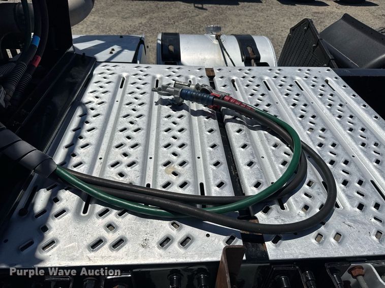 image for item DH8674 2017 Mack CXU613 semi truck