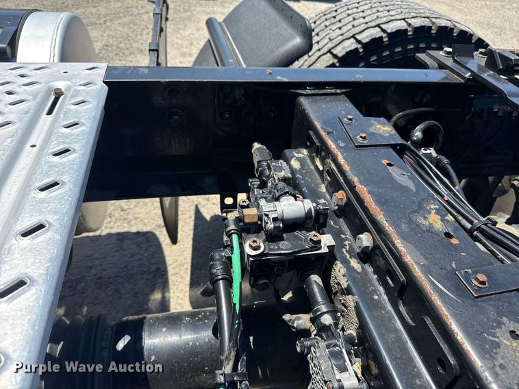 image for item DH8674 2017 Mack CXU613 semi truck