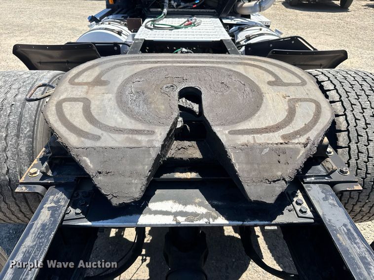 image for item DH8674 2017 Mack CXU613 semi truck