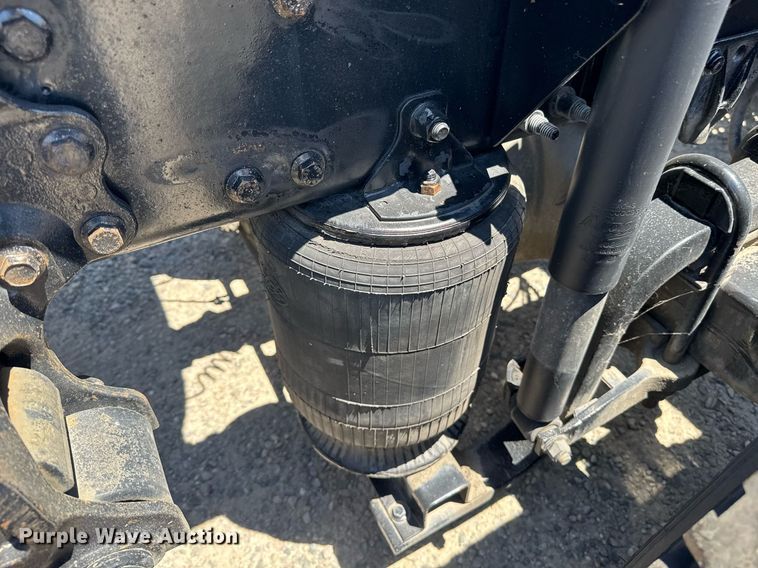 image for item DH8674 2017 Mack CXU613 semi truck