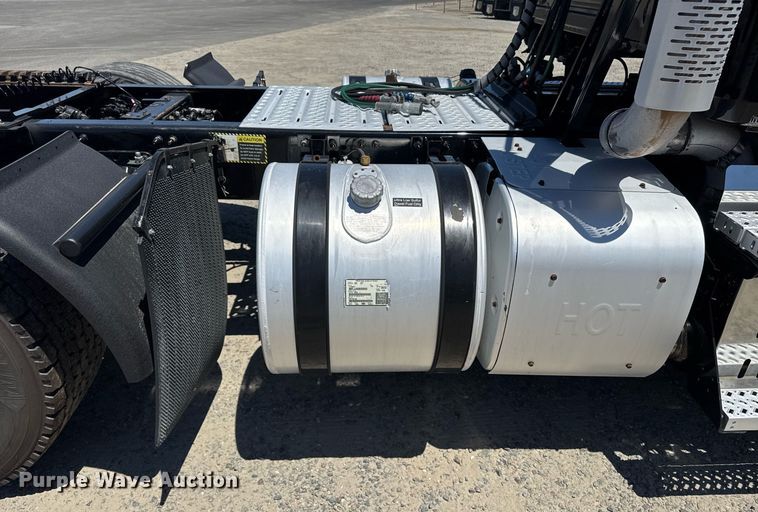 image for item DH8674 2017 Mack CXU613 semi truck