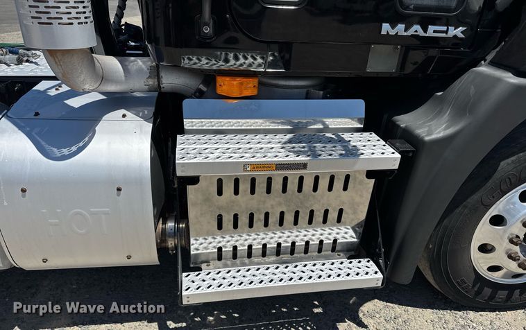 image for item DH8674 2017 Mack CXU613 semi truck