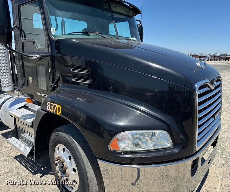 image for item DH8674 2017 Mack CXU613 semi truck