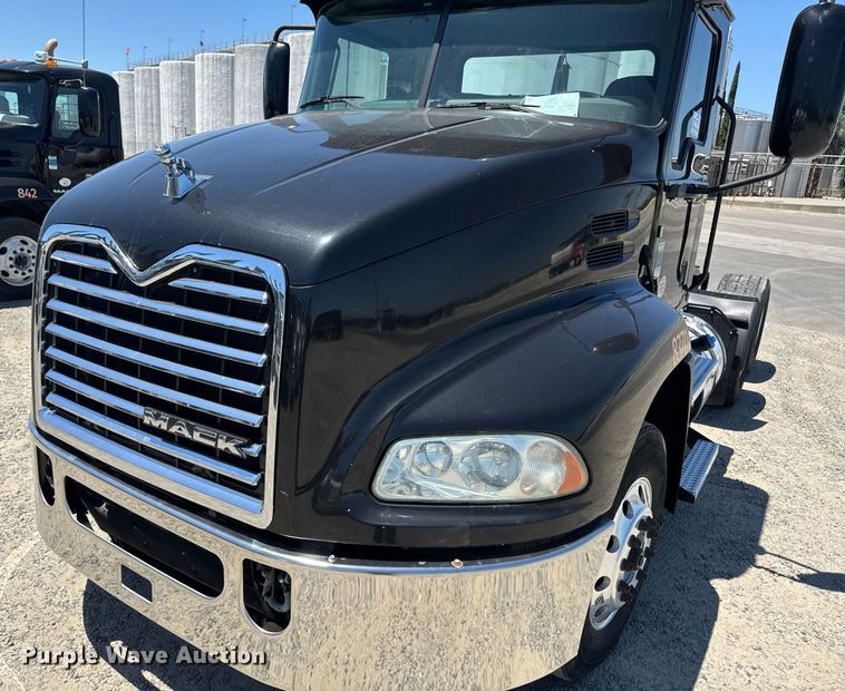 image for item DH8674 2017 Mack CXU613 semi truck