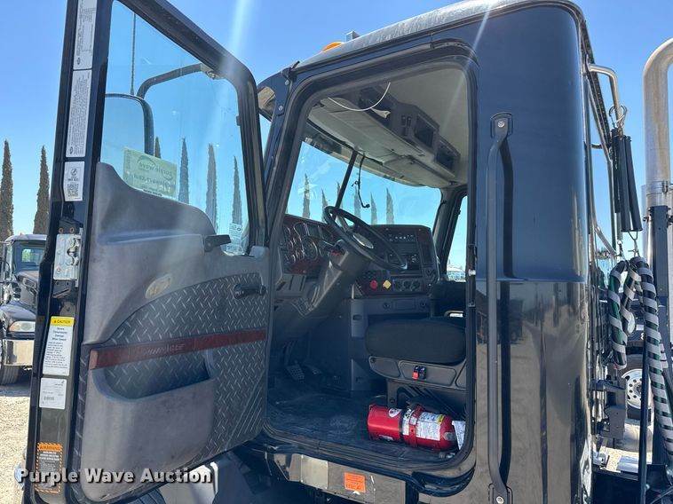 image for item DH8674 2017 Mack CXU613 semi truck