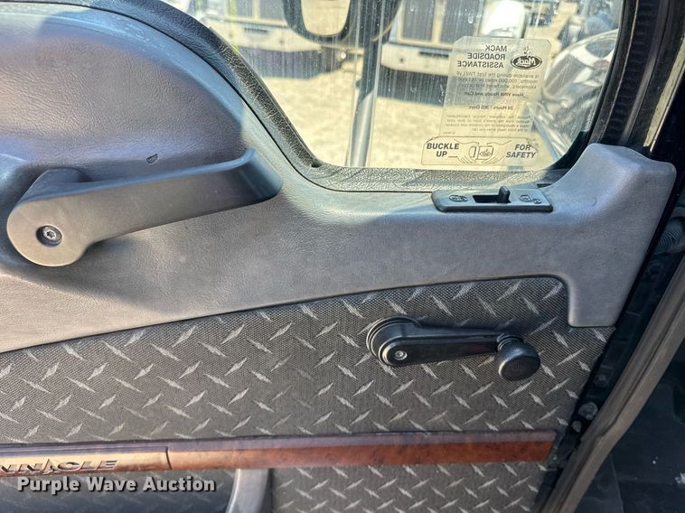 image for item DH8674 2017 Mack CXU613 semi truck