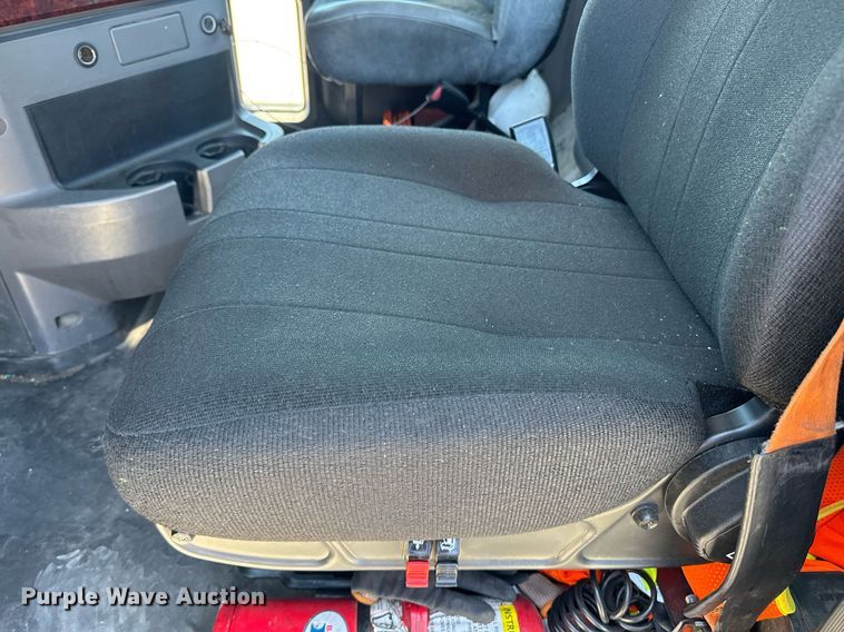 image for item DH8674 2017 Mack CXU613 semi truck