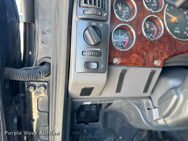 image for item DH8674 2017 Mack CXU613 semi truck