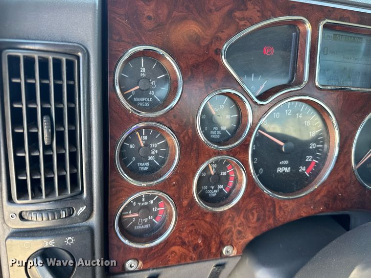 image for item DH8674 2017 Mack CXU613 semi truck