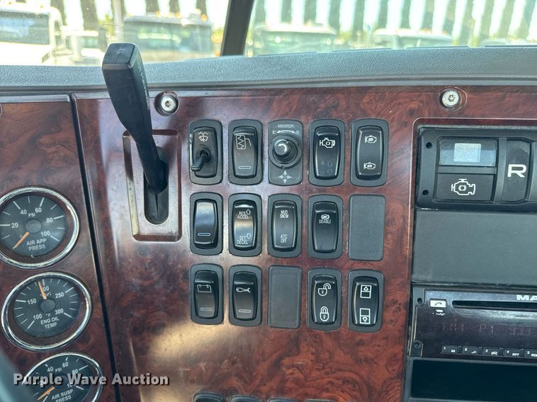 image for item DH8674 2017 Mack CXU613 semi truck