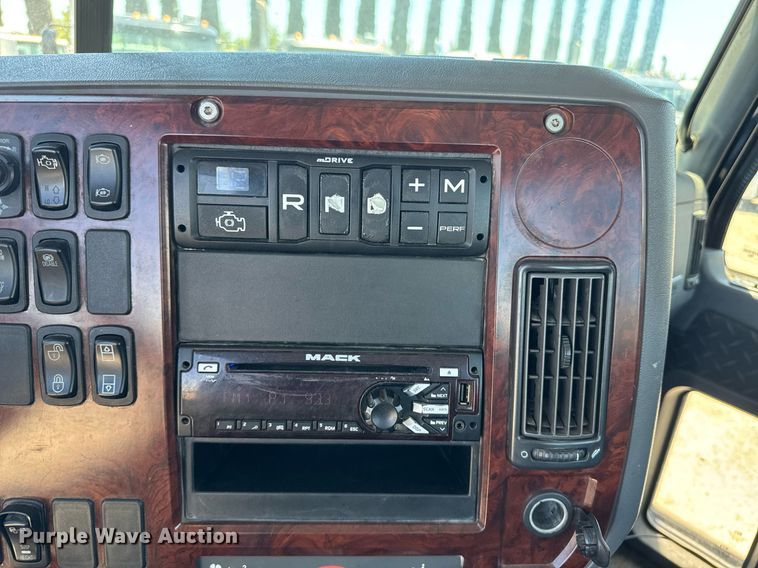 image for item DH8674 2017 Mack CXU613 semi truck