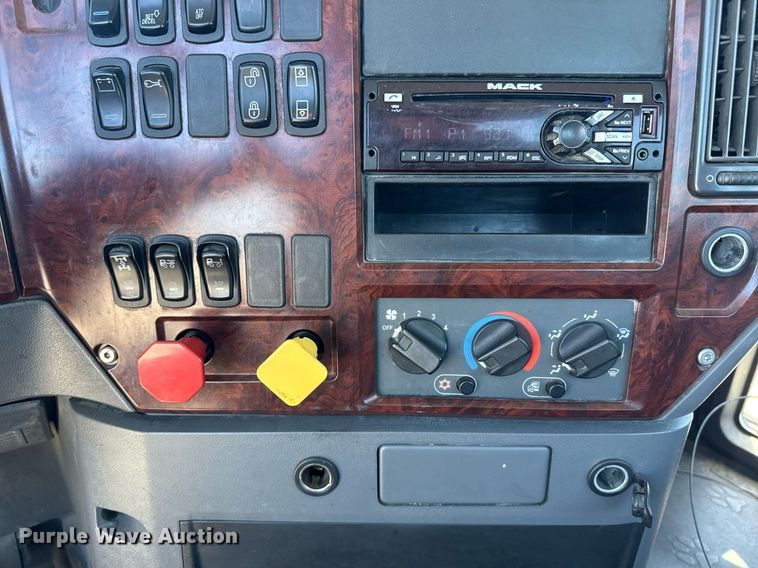 image for item DH8674 2017 Mack CXU613 semi truck