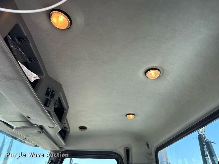 image for item DH8674 2017 Mack CXU613 semi truck