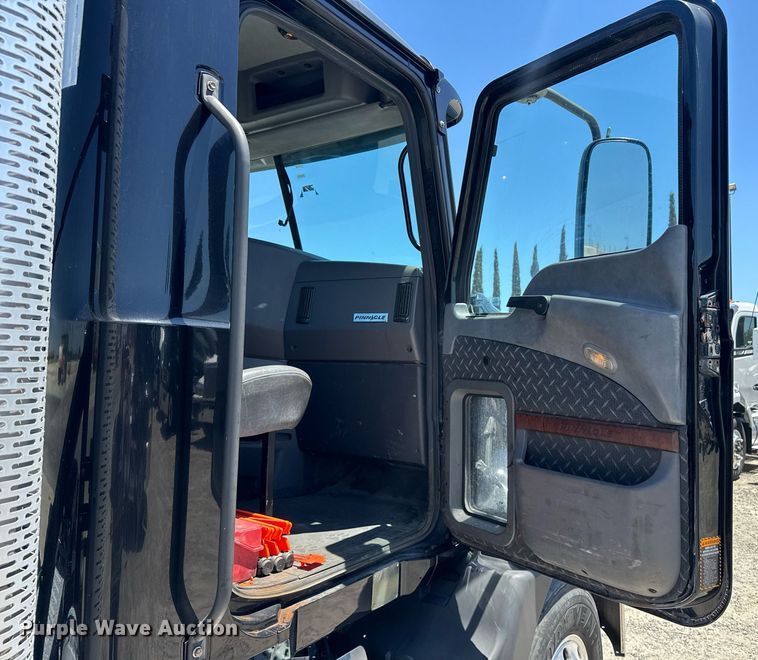 image for item DH8674 2017 Mack CXU613 semi truck