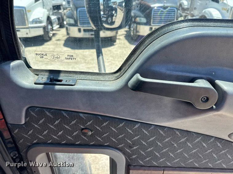 image for item DH8674 2017 Mack CXU613 semi truck