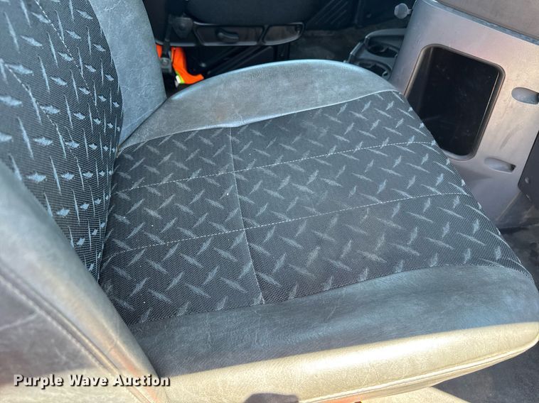 image for item DH8674 2017 Mack CXU613 semi truck