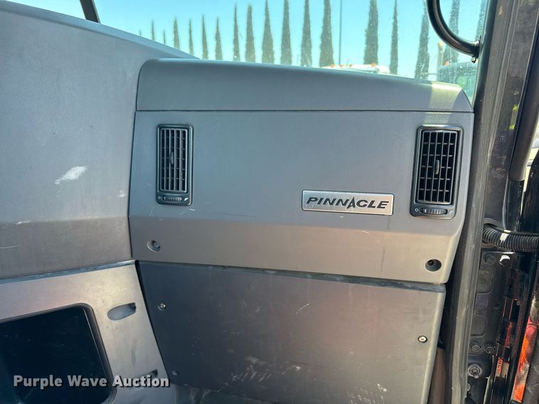 image for item DH8674 2017 Mack CXU613 semi truck