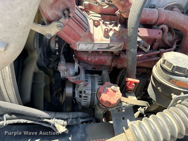 image for item DH8674 2017 Mack CXU613 semi truck