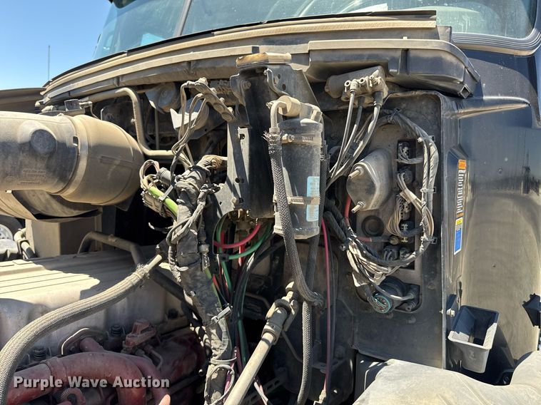 image for item DH8674 2017 Mack CXU613 semi truck