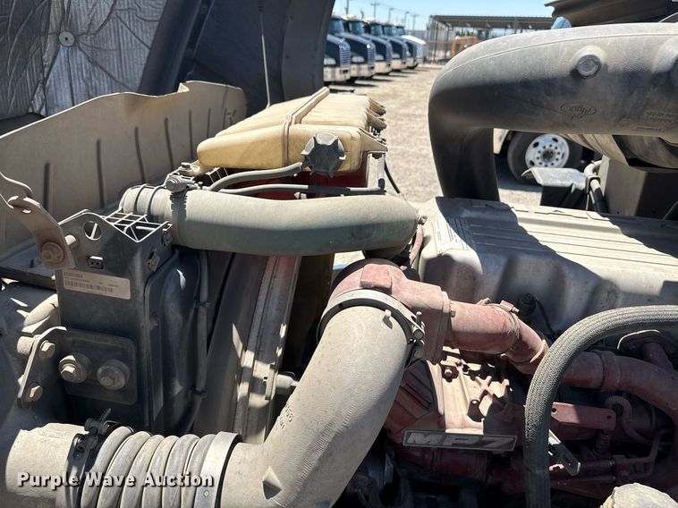 image for item DH8674 2017 Mack CXU613 semi truck