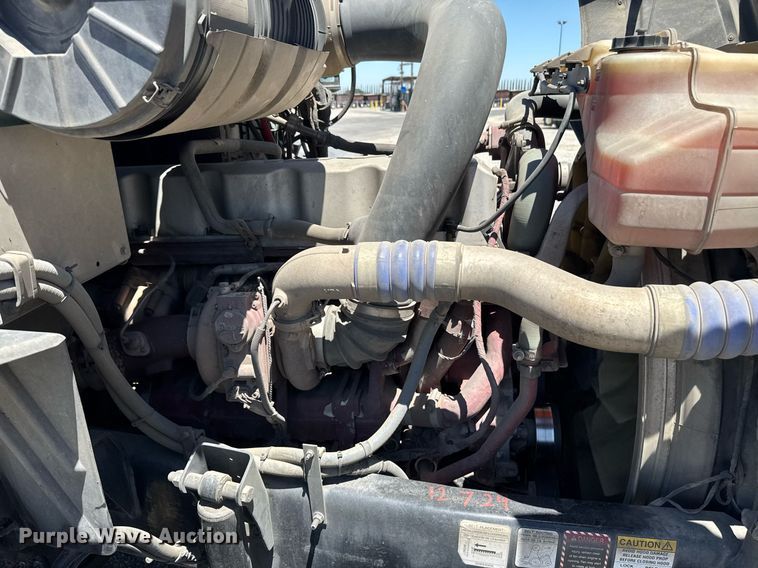 image for item DH8674 2017 Mack CXU613 semi truck