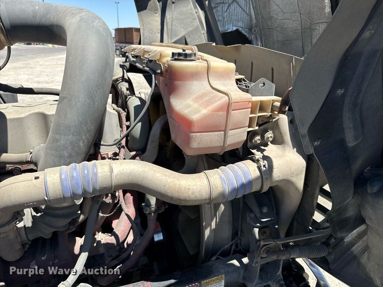 image for item DH8674 2017 Mack CXU613 semi truck