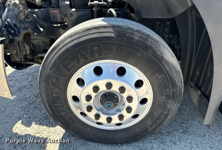 image for item DH8674 2017 Mack CXU613 semi truck