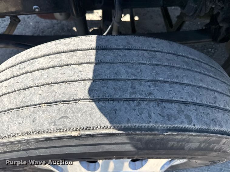 image for item DH8674 2017 Mack CXU613 semi truck