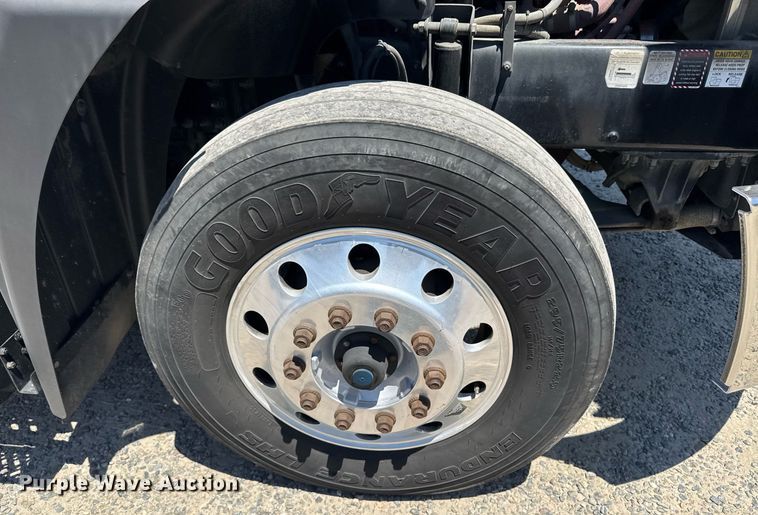 image for item DH8674 2017 Mack CXU613 semi truck