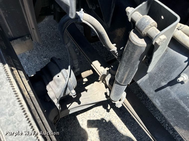 image for item DH8674 2017 Mack CXU613 semi truck