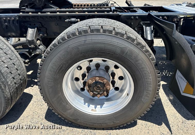 image for item DH8674 2017 Mack CXU613 semi truck