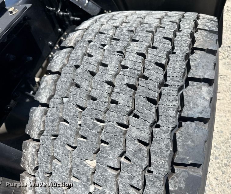 image for item DH8674 2017 Mack CXU613 semi truck