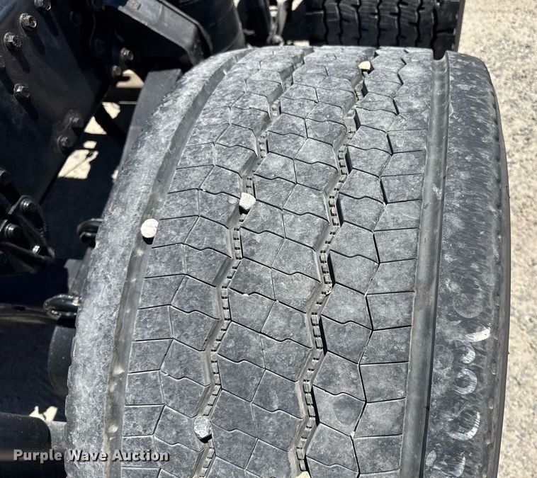 image for item DH8674 2017 Mack CXU613 semi truck