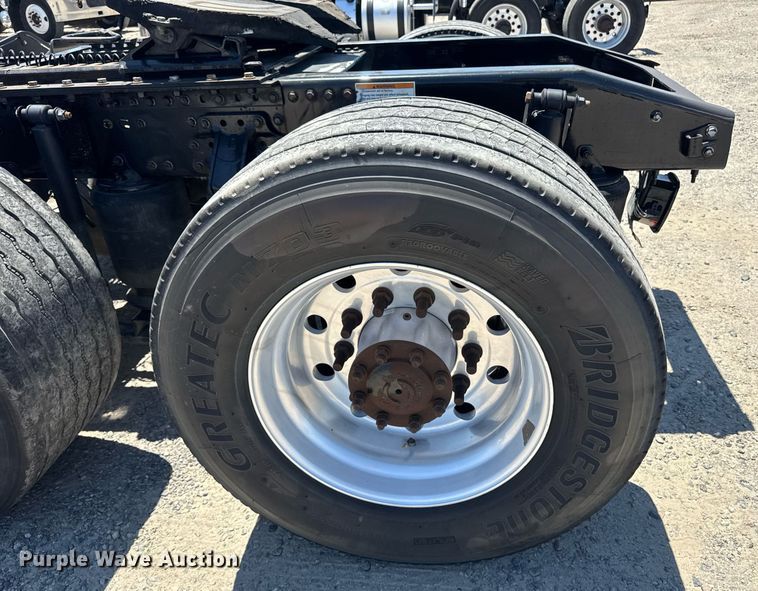 image for item DH8674 2017 Mack CXU613 semi truck